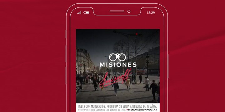 Smartphone mostrando la portada de Smirnoff misiones